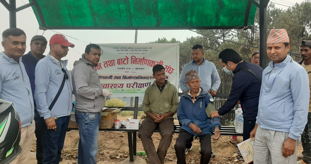 तानसेनमा निर्माण क्षेत्रका श्रमिकको निःशुल्क स्वास्थ्य परीक्षण