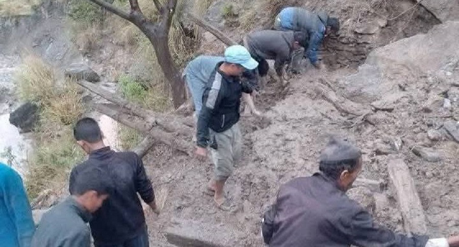पहिरोले गोठभित्रै पुरिएर २७ बाख्रा मरे
