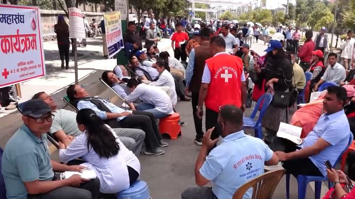 आन्दाेलनकाे २३औं दिन शिक्षकहरूले सडकमै रक्तदान गरे