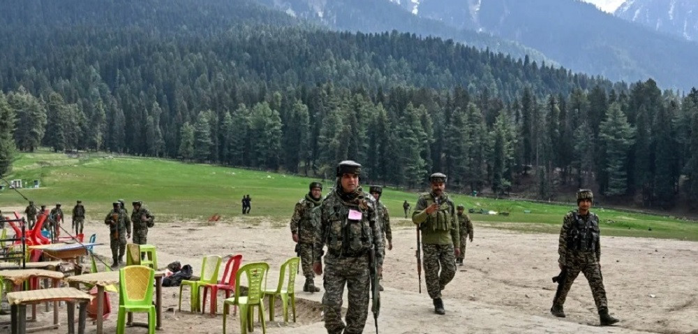 भारत र पाकिस्तानी सेनाबिच कश्मीरमा गोली हानाहान