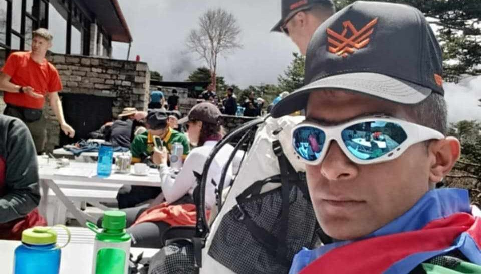 लोबुचे हिमालको शिखरमा सशस्त्र प्रहरीको झण्डा