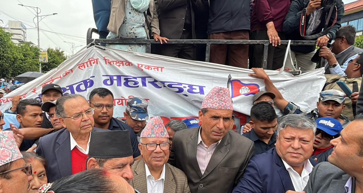 शिक्षक आन्दोलनमा मिसिए विपक्षी नेता (तस्बिरहरू)
