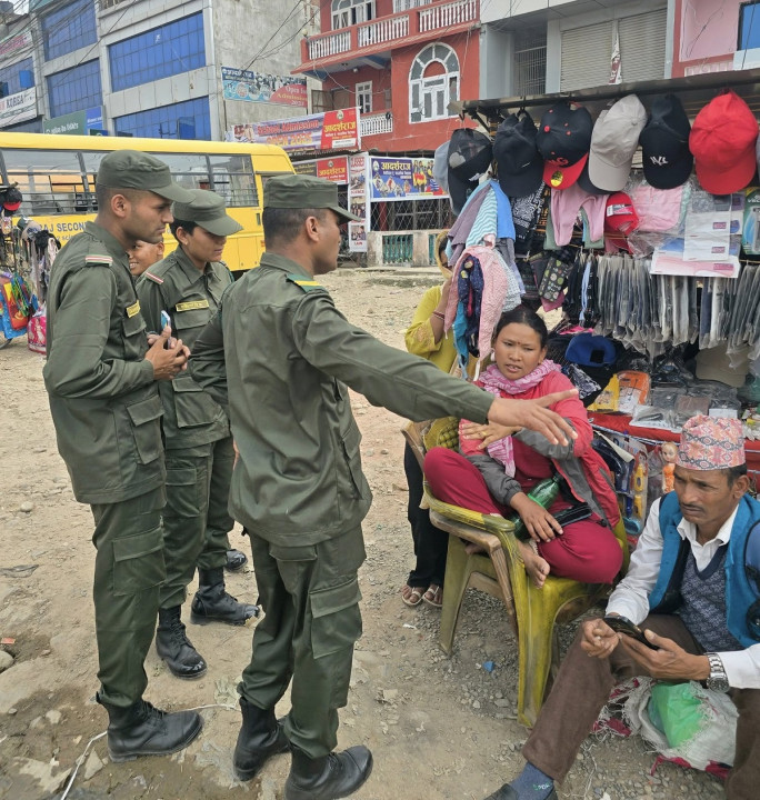 वीरेन्द्रनगरमा नगर प्रहरी, सडक छेउछाउका ठेला व्यवसाय व्यवस्थित गरिने