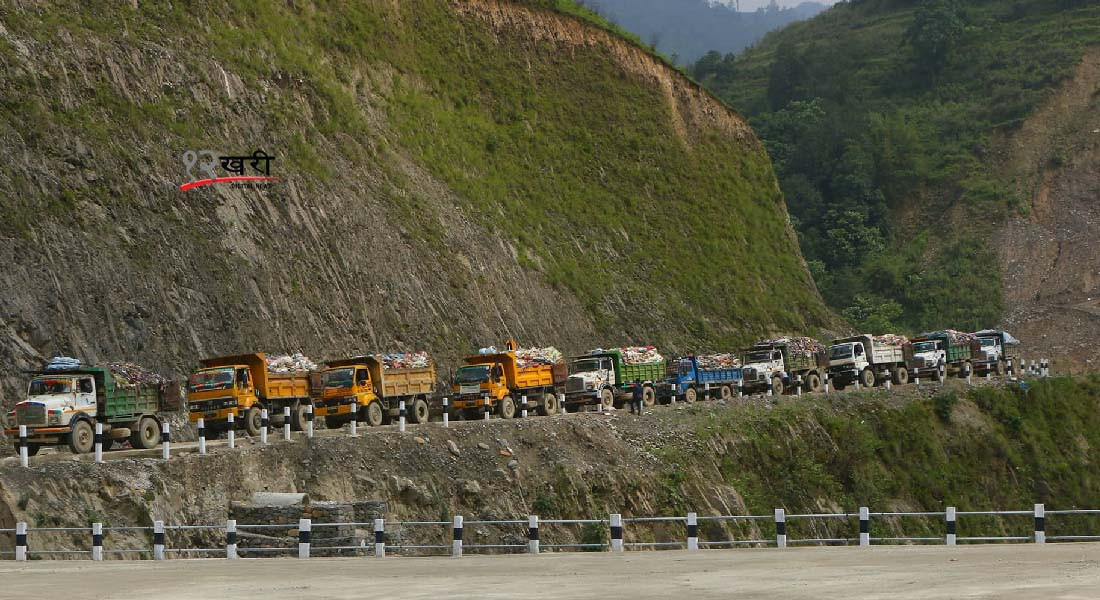 माछापोखरीको व्यापार हटाएको विरोधमा बाटोमै रोकिए फोहोरका गाडी