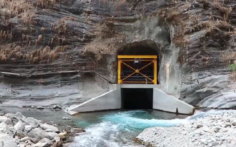 मेलम्ची खोलामा बाढी आएपछि सुरुङमा पानी पठाउन बन्द