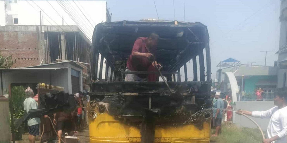 रुपन्देहीमा विद्यार्थी बोकेको स्कुल बसमा आगलागी