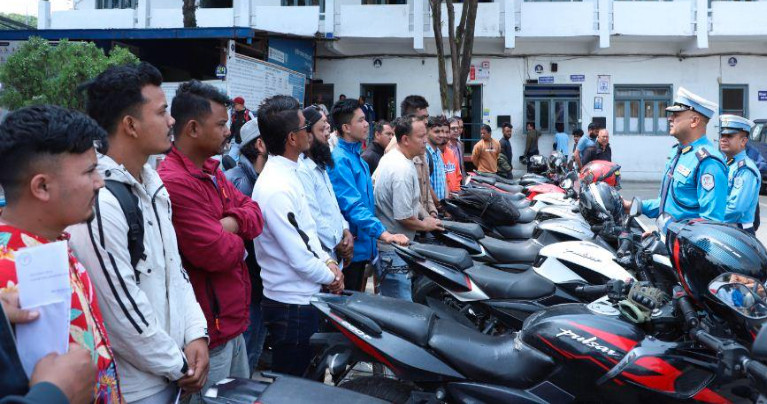 चोरी भएका२२ ओटा दुईपाङग्रे सवारी साधन ट्राफिक प्रहरीद्वारा खोजतलास गरी धनीलाई हस्तान्तरण