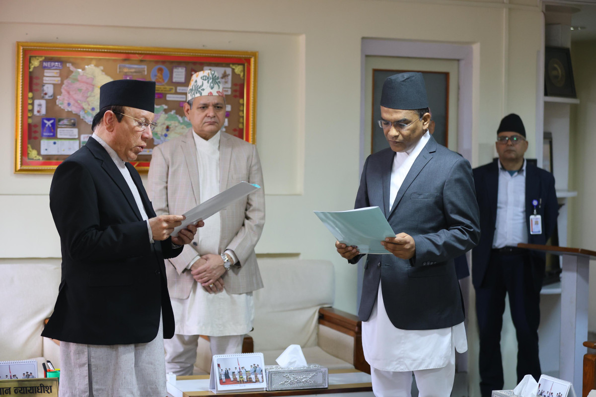 नवनियुक्त गभर्नर पौडेलले लिए शपथ