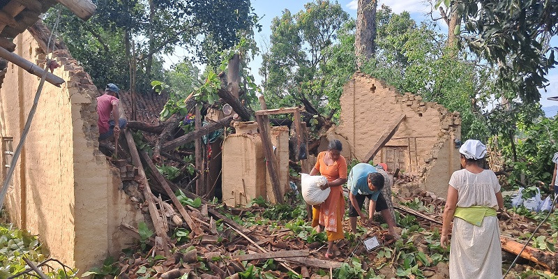 बर्दियामा हावाहुरीले क्षति : रुख ढल्दा दुई बालक घाइते