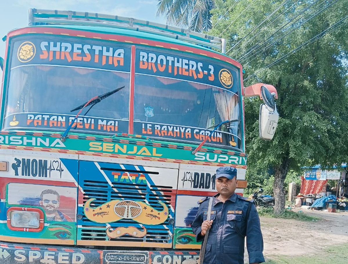 झन्डै ४८ लाखको अवैध सामानसहित ट्रक बरामद