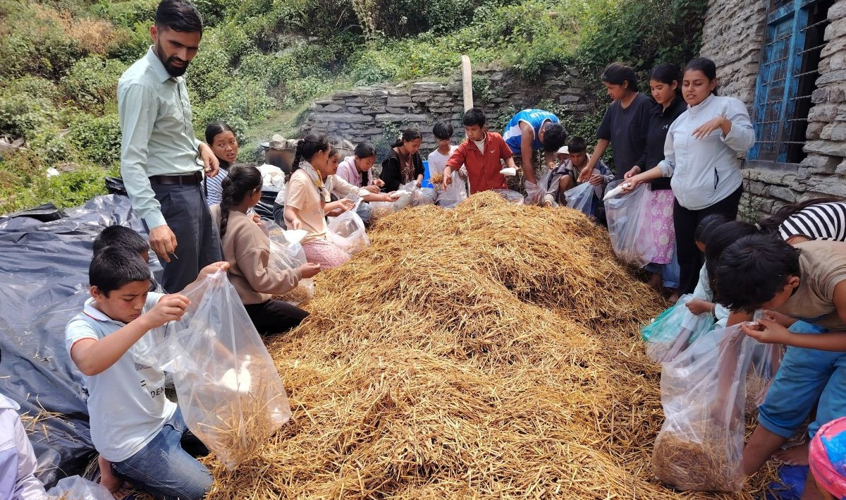 विद्यार्थीलाई पढाइसँगै सीप सिकाइँदै