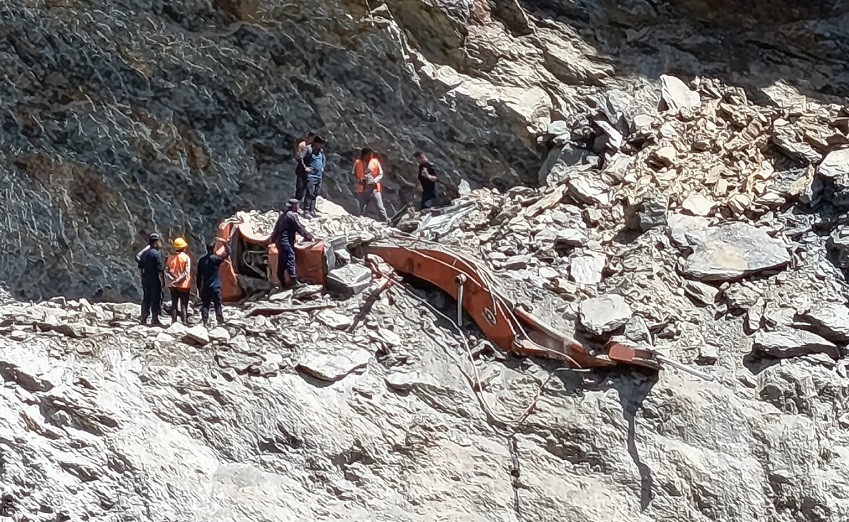 सडक खन्ने क्रममा पहिरोमा पुरिएर एक्स्काभेटर चालकको ज्यान गयाे