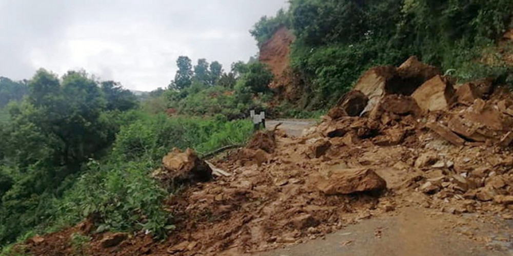 पहिराले उदयपुरका ग्रामीण सडक अवरुद्ध