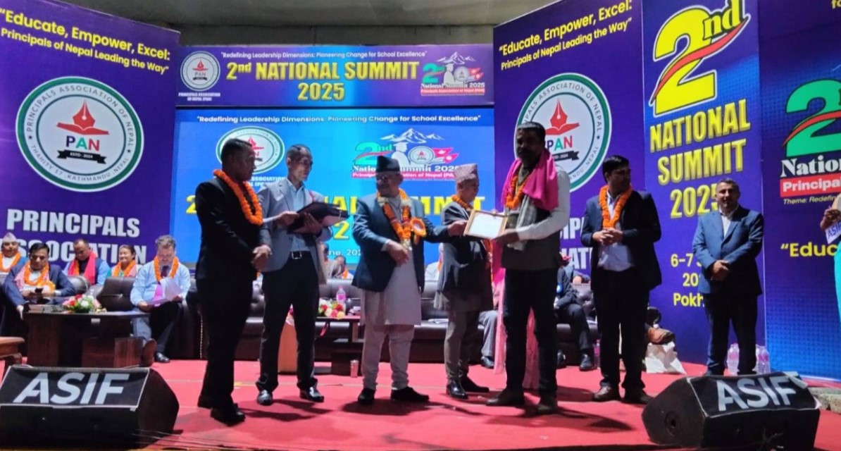 शिक्षा क्षेत्रमा उल्लेखनीय प्रगति गरेको भन्दै महोत्तरी गापाका अध्यक्ष पुरस्कृत