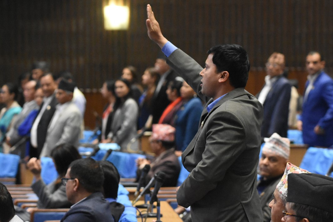 सोबितालाई महेशको चुनौती- प्रधानमन्त्रीसँग स्पेन गएर नफर्किनेको नाम बताउनुस्