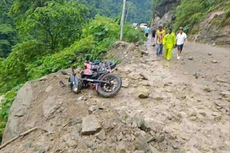 पाल्पाको सिद्धबाबामा पहिरोमा परी श्रीमानकाे ज्यान गयो, श्रीमती घाइते