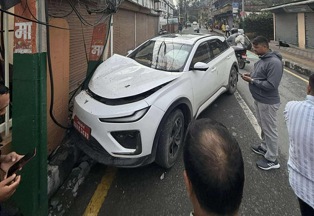 ललितपुरमा इभी कार दुर्घटना