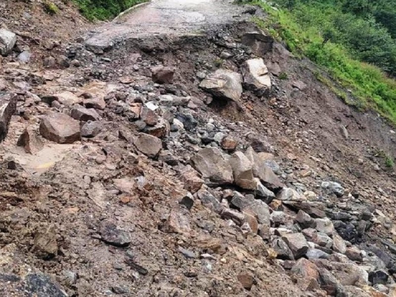 पहिरोले अरनिको राजमार्ग अवरुद्ध