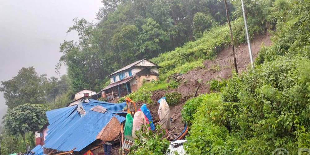 पर्वतको लाङ्दीमा पहिरो : १ जनाको ज्यान गयो, पुरिएकी महिलाको खोजी चल्दै