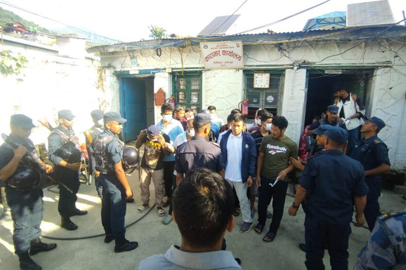 लमजुङको कारागार भवन भत्किएपछि १०२ कैदीलाई अन्य जिल्लामा सारियो