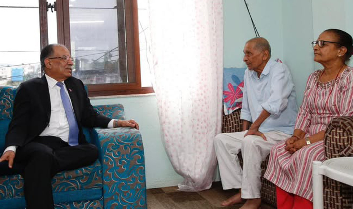 बिरामी मोहन वैद्य भेट्ट घरमै पुगे प्रचण्ड