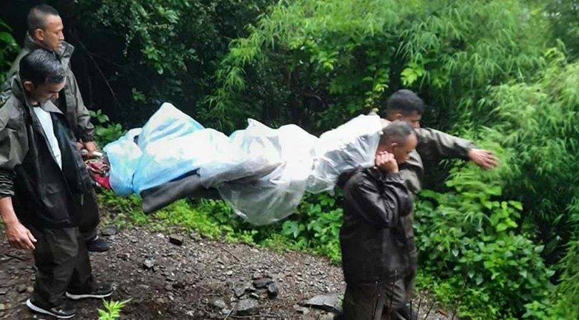 मोटर गुड्ने पुल बगेपछि स्ट्रेचरमा बिरामीको उद्धार