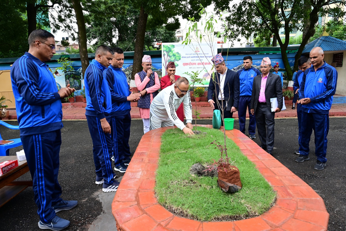प्रहरी महानिरीक्षक दिपक थापाको प्रमुख आतिथ्यतामा वृक्षारोपण कार्यक्रम  सम्पन्न