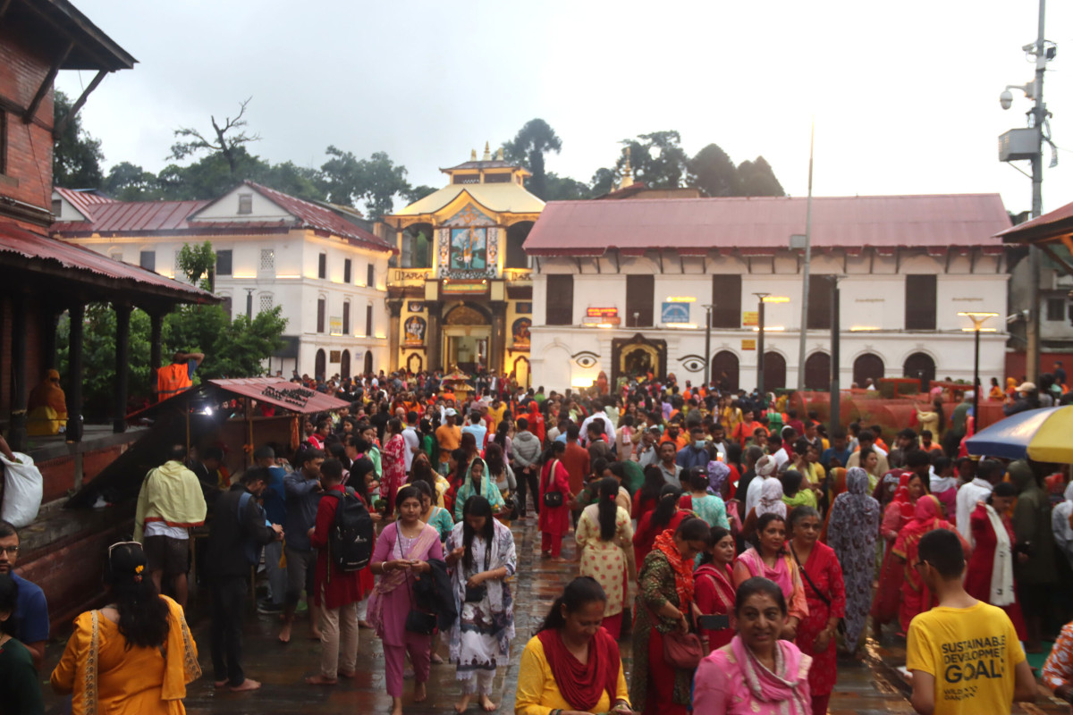 साउनको दोस्रो सोमबार पशुपतिनाथमा दर्शनार्थीको भीड