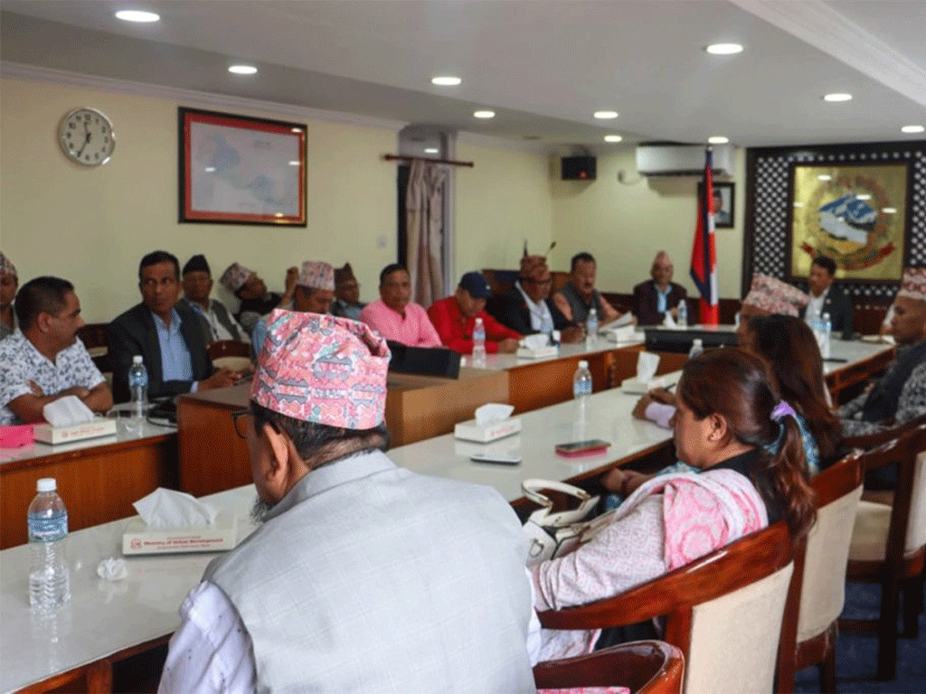 उपप्रधानमन्त्री सिंहसँग भूमि आयोगका अध्यक्षहरूको भेट