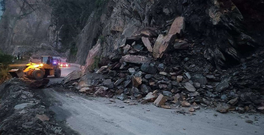 सडक माथिबाट खसेको ढुङ्गा लाग्दा एक घाइते