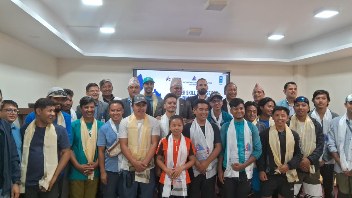 पहिलो पटक अपी हिमाल आरोहण गर्दै, पर्यटनमन्त्रीद्वारा १५ जना आरोही टोलीलाई बिदाइ
