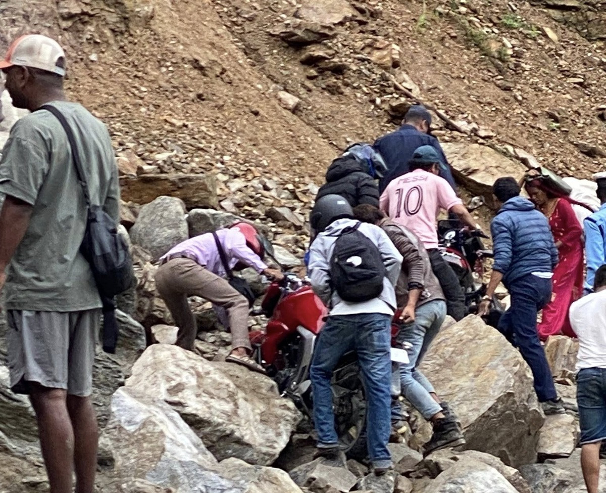 कर्णाली राजमार्ग अवरुद्ध : स्याउ बाटोमै कुहिने चिन्ता