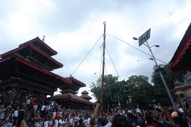 हनुमानढोकामा लिङ्गो ठड्याएसँगै यस वर्षको इन्द्रजात्रा शुरू
