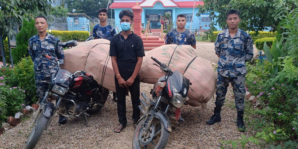 भन्सार छलीको कपडा र मोटरसाइकलसहित युवक पक्राउ