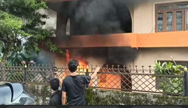 कर्णालीका मुख्यमन्त्री कँडेलको सरकारी र निजी निवासमा आगजनी र तोडफोड
