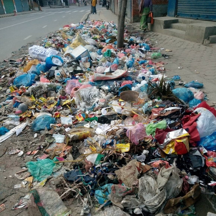 उपमहानगरको गाडी जलेपछि युवाले उठाउन थाले फोहोर