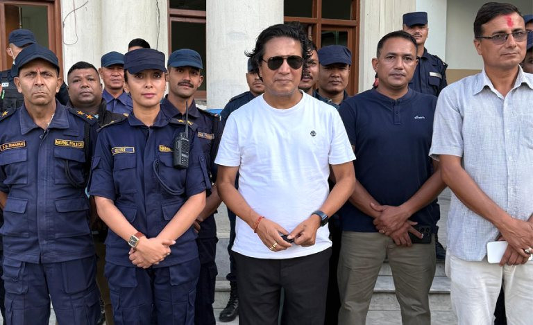 थानकोट प्रहरीको क्षतिग्रस्त भवन बनाउन पाँच लाख दिने दीपकको वचन