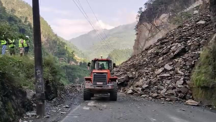 जवाङ खोलामा पहिरो जाँदा मुग्लिन-नागढुंगा सडक अवरुद्ध