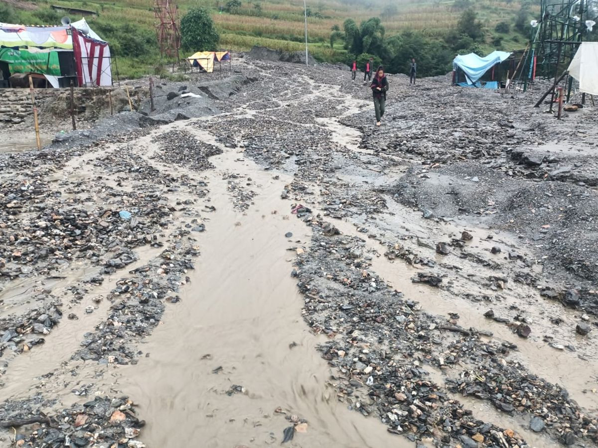वर्षाले लेदोसहितको बाढी आउँदा यात्रुलाई सास्ती