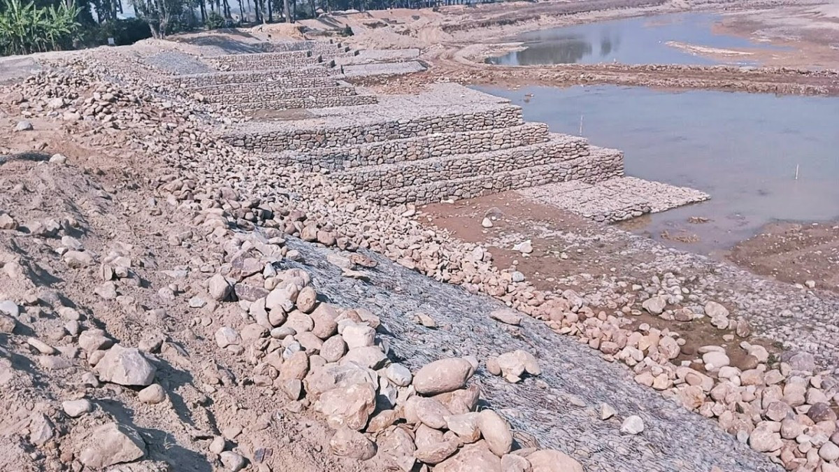 बलान नदीको बाढीले जीर्ण बनायो तटबन्ध