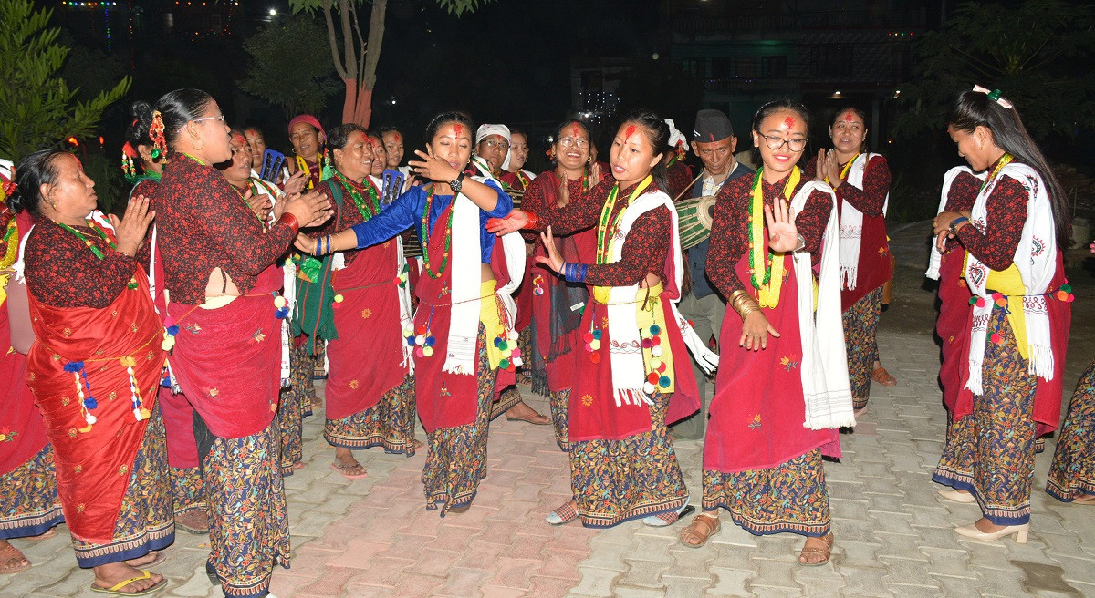 हराउँदै तिहारको मौलिकताः अङ्ग्रेजी र हिन्दी गीतमा देउसीभैलो