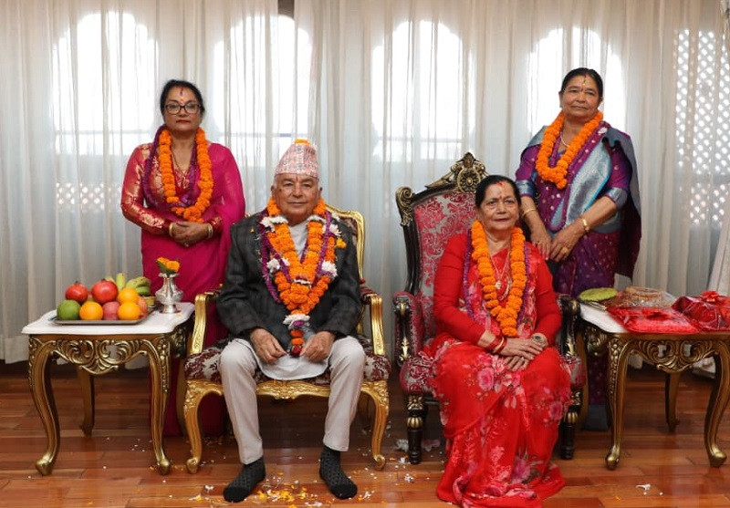 राष्ट्रपति पौडेलद्वारा शुभसाइतमा बहिनीहरूबाट तिहारको टीका ग्रहण