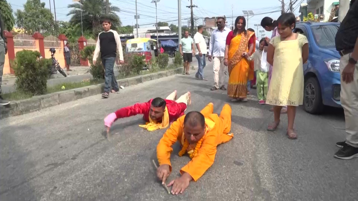 छठमा हिन्दू राष्ट्र माग्दै भीम पराजुलीले गरे २८औँ दण्ड प्रणाम यात्रा