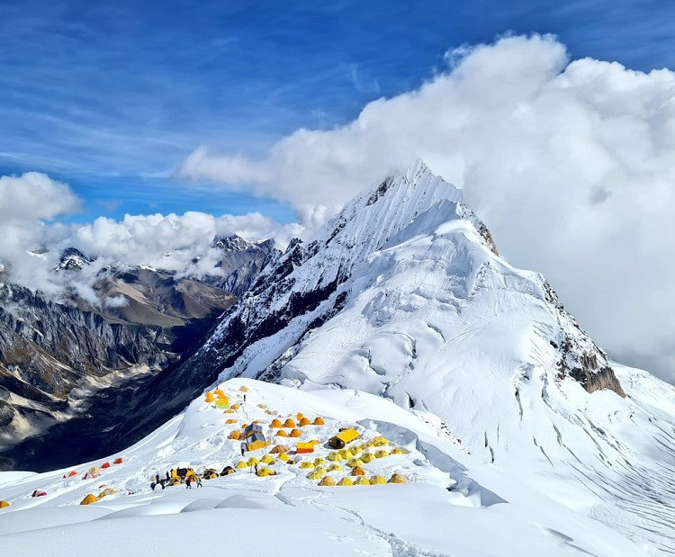 यस वर्षको शरद् ऋतुमा हिमाल आरोहण रोयल्टी तेब्बरभन्दा धेरैले बढ्यो