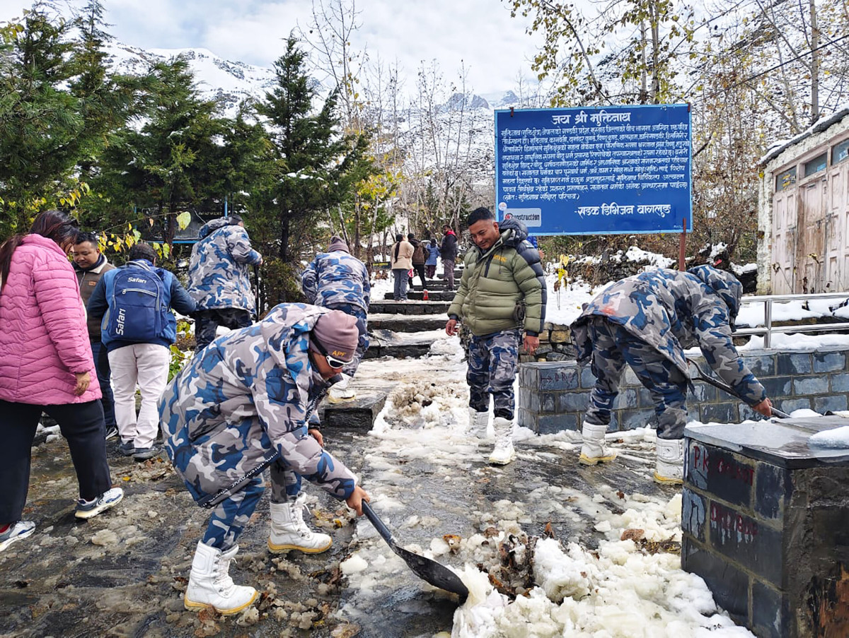सुरक्षाकर्मीले पन्छाए मुक्तिनाथ मन्दिर परिसरको हिउँ