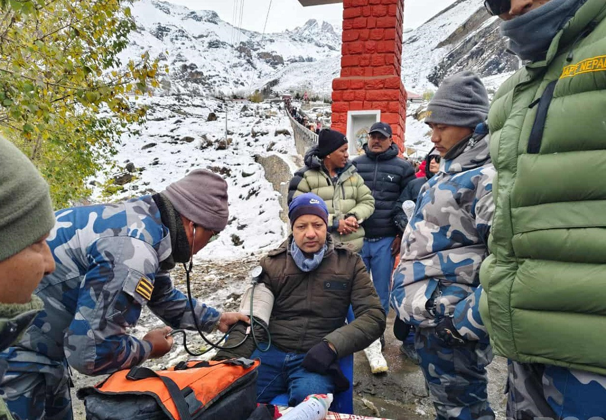 मुस्ताङमा हिमपात र चिसोबाट प्रभावित पर्यटकको उपचारमा सशस्त्रको टोली