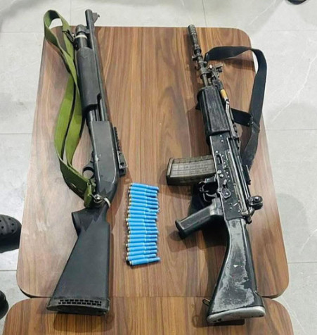 प्रहरीसँग लुटेको हतियार प्रहरीलाई बेच्न खोजेपछि…