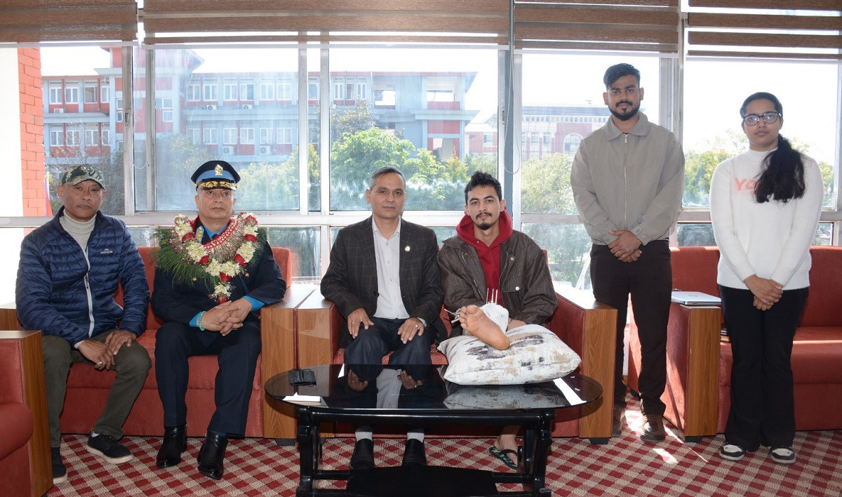जेन-जी घाइतेहरूले भेटे गृहमन्त्री र आइजीपी कार्कीलाई