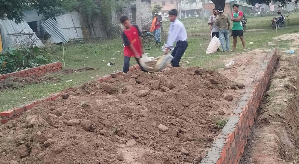 खेलाडी आफैले गरे क्रिकेट पिच निर्माण