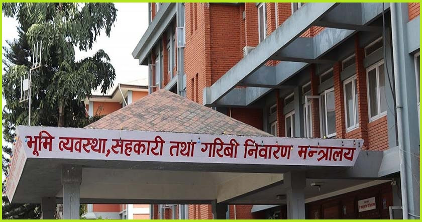 ४९ जिल्लाका ६ लाखभन्दा धेरैलाई गरिब परिचयपत्र वितरण